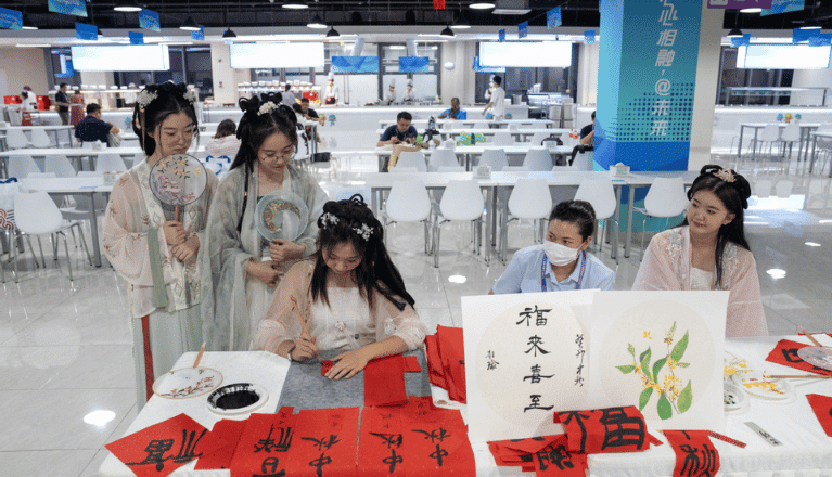Volunteers writing Mid-Autumn Day wishes